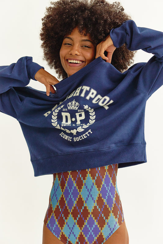 アイコニック ソサエティ クロップド スウェットシャツ - プレッピー ネイビー